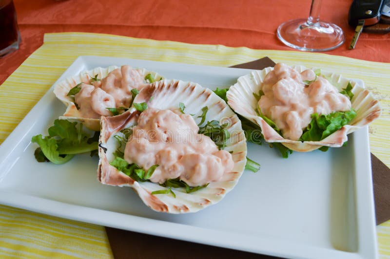 Cocktail De Crevette En Sauce Rose Avec De La Salade Photo stock