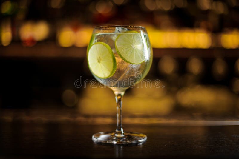 Cocktail de Gin Tonic decorado com fatias do cal fotos de stock Cocktail de Gin Tonic decorado com fatias do cal fotos de stock