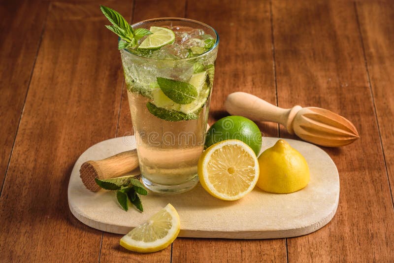 Cocktail de Mojito na tabela de madeira fotografia de stock Cocktail de Mojito na tabela de madeira fotografia de stock