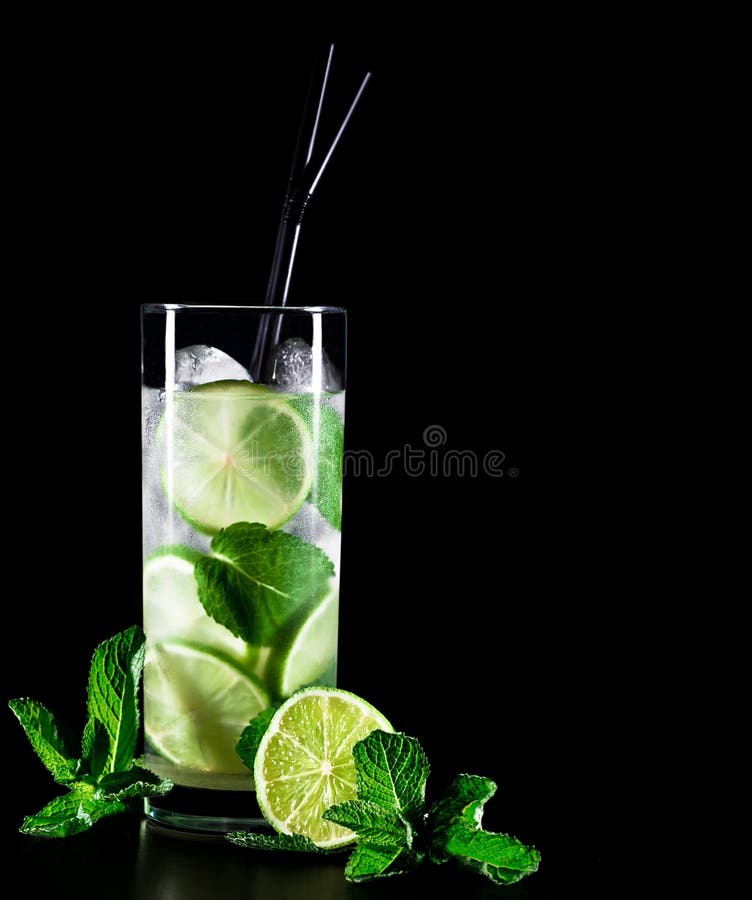 Cocktail de Mojito sur le fond noir avec le copyspace photographie stock Cocktail de Mojito sur le fond noir avec le copyspace photographie stock