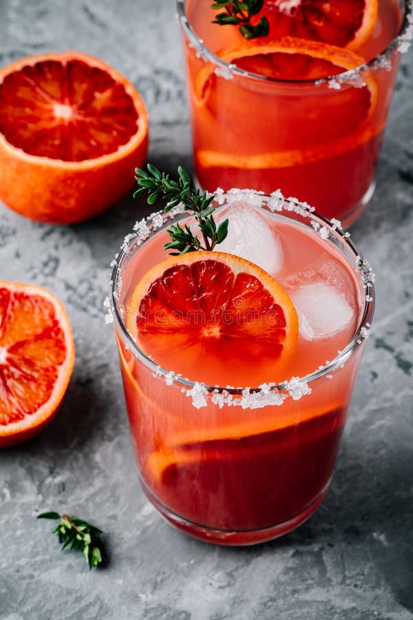 Cocktail De Margarita D'orange Sanguine Avec De La Glace Et Le Thym