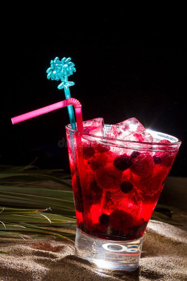Cocktail del lampone sulla sabbia fotografie stock Cocktail del lampone sulla sabbia fotografie stock