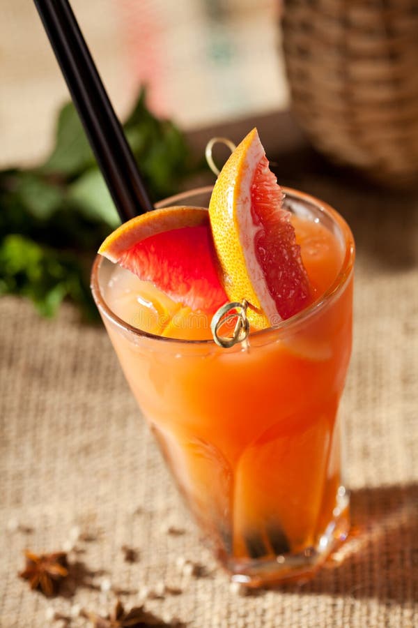 Cocktail del pompelmo fotografia stock. Immagine di rosso 42709500