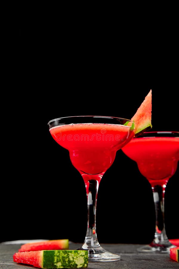 Cocktail della margarita dell'anguria su fondo nero La limonata fresca dell'anguria con la menta ed il ghiaccio per l'estate fann fotografia stock libera da diritti Cocktail della margarita dell'anguria su fondo nero La limonata fresca dell'anguria con la menta ed il ghiaccio per l'estate fann fotografia stock libera da diritti