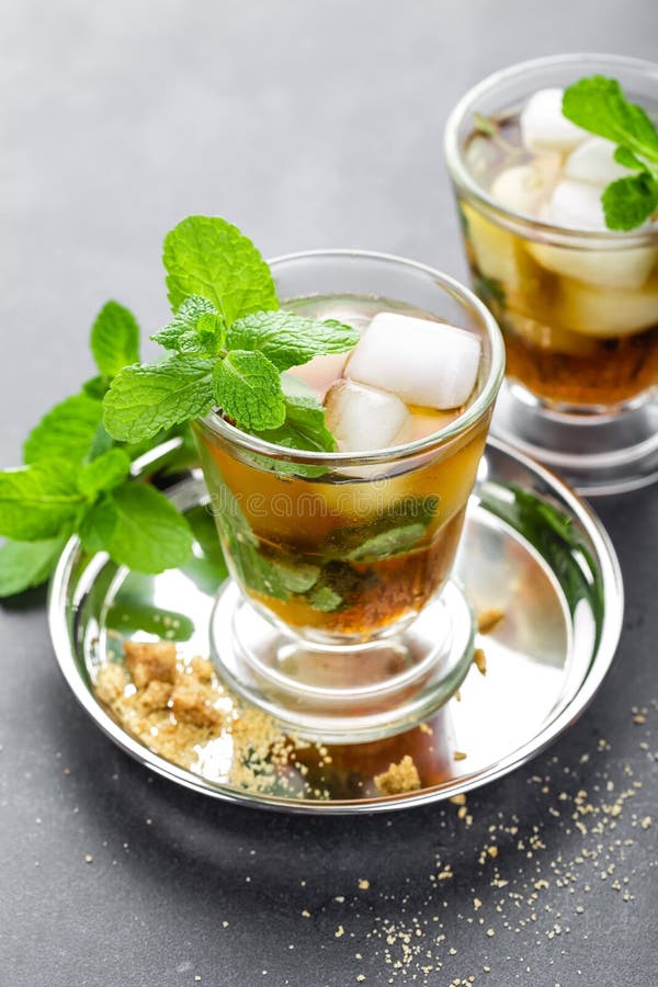 Cocktail der tadellosen Medizin mit Bourbon, Eis und Minze im Glas lizenzfreie stockbilder Cocktail der tadellosen Medizin mit Bourbon, Eis und Minze im Glas lizenzfreie stockbilder