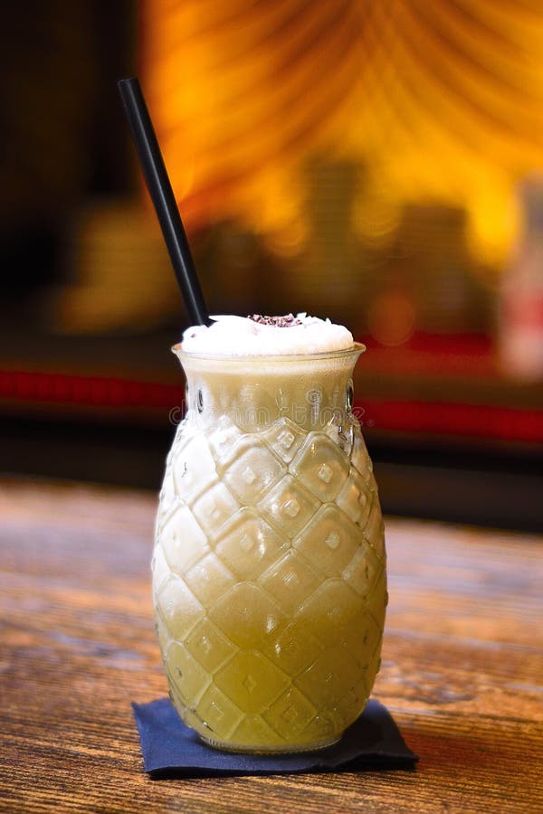 Cocktail di colada di Pina sulla barra con fondo fotografie stock libere da diritti Cocktail di colada di Pina sulla barra con fondo fotografie stock libere da diritti