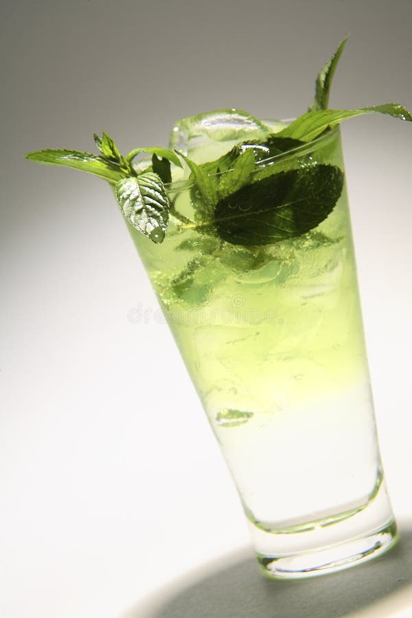 Cocktail di Mojito immagine stock libera da diritti Cocktail di Mojito immagine stock libera da diritti