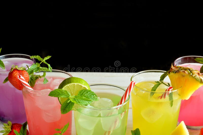 Download Cocktail Di Mojito Di Parecchi Sapori Tropicali Immagine Stock - Immagine di verde, frutta: 56879797