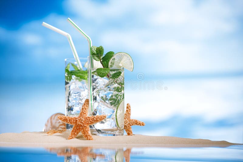 Cocktail di Mojito sulla sabbia della spiaggia e sulla vista sul mare tropicale