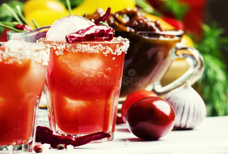Cocktail do tomate com a vodca, o suco de laranja e o gelo da pimenta, de madeira foto de stock royalty free Cocktail do tomate com a vodca, o suco de laranja e o gelo da pimenta, de madeira foto de stock royalty free