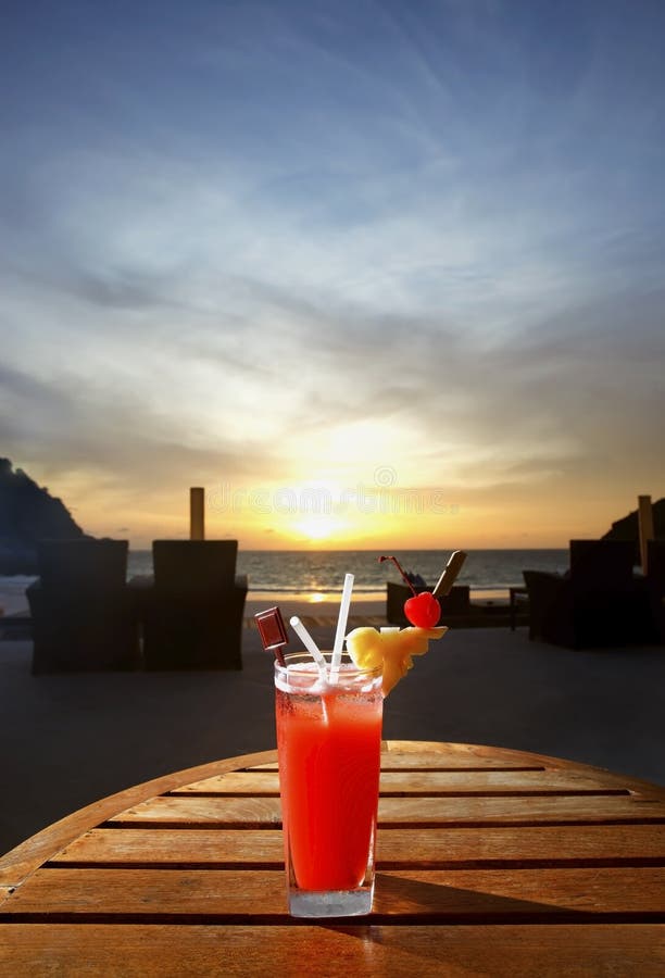 Cocktail dolce sulla spiaggia di tramonto
