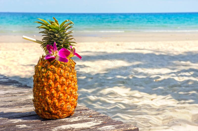 Cocktail esotico tropicale dell'ananas alla spiaggia fotografie stock Cocktail esotico tropicale dell'ananas alla spiaggia fotografie stock