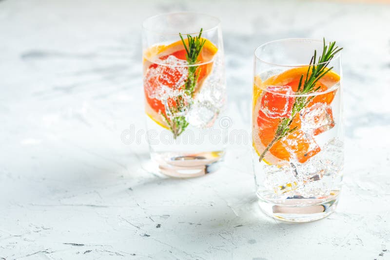 Cocktail extravagante misturado da bebida do vário tônico da gim imagem de stock Cocktail extravagante misturado da bebida do vário tônico da gim imagem de stock