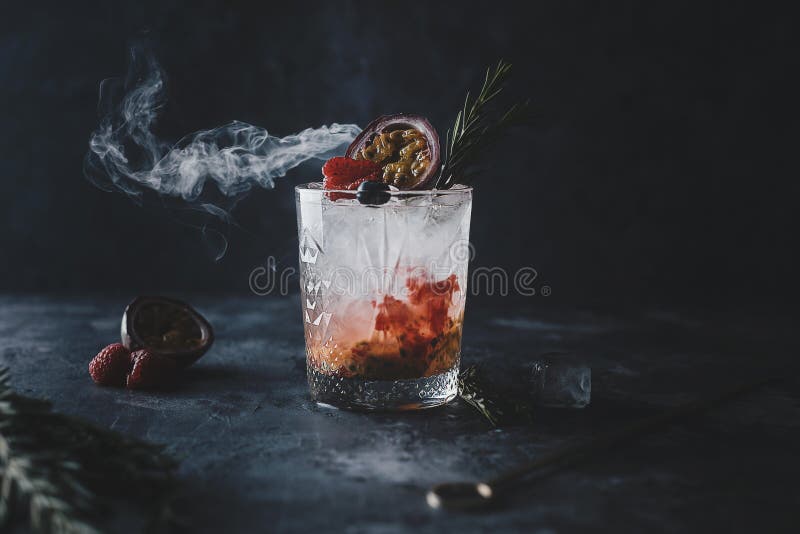 Cocktail fresco de Marakuya com suco, bebida de refrescamento ou bebida do citrino frio do verão com gelo fotos de stock Cocktail fresco de Marakuya com suco, bebida de refrescamento ou bebida do citrino frio do verão com gelo fotos de stock