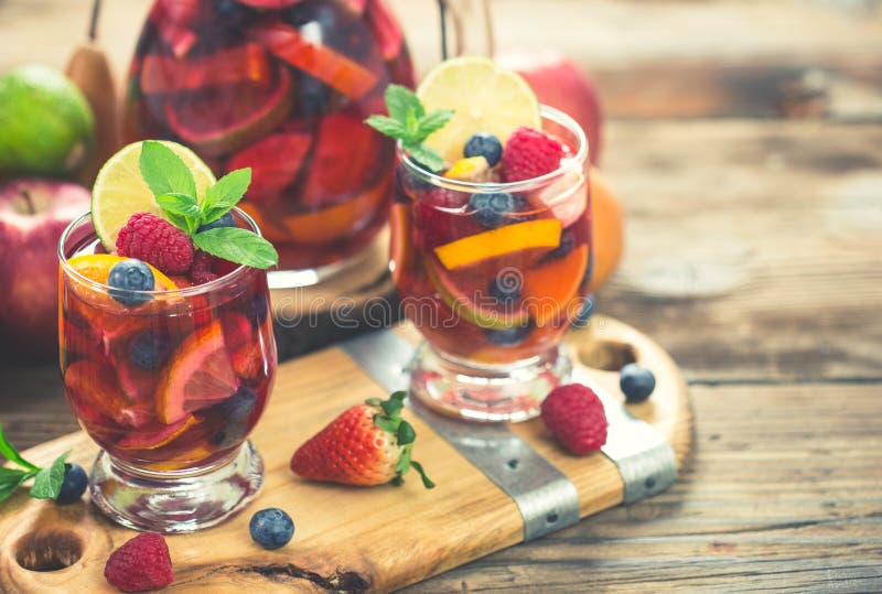 Cocktail frio do verão, bebida da sangria com fruto imagens de stock royalty free Cocktail frio do verão, bebida da sangria com fruto imagens de stock royalty free