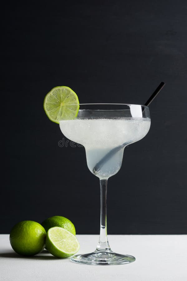 Cocktail margarita with lime