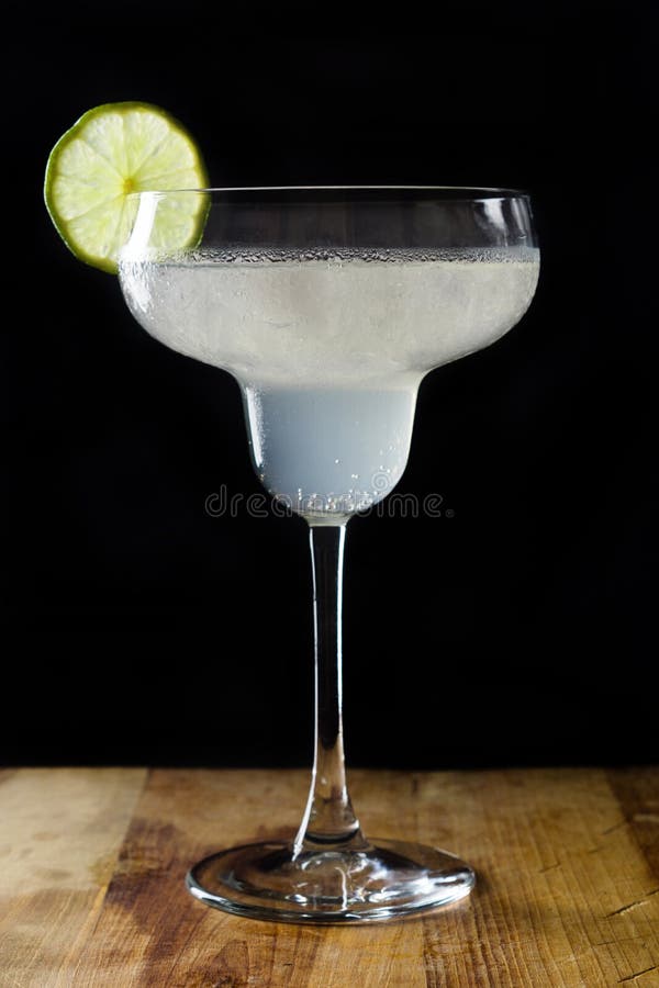 Cocktail margarita with lime