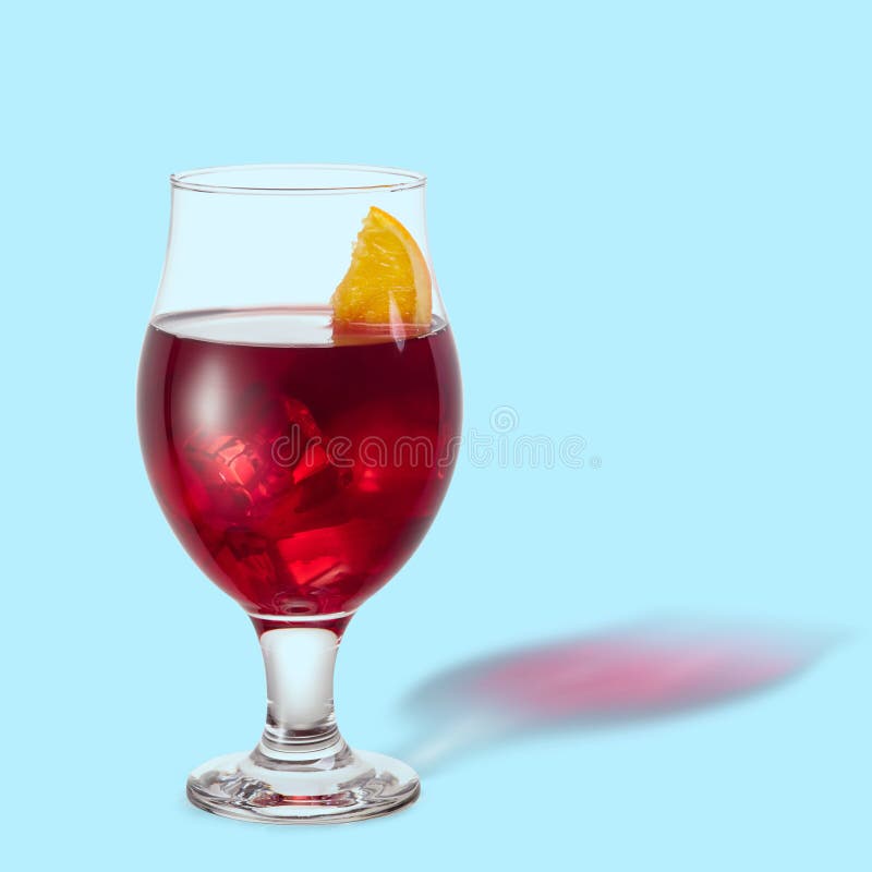 Cocktail met ijsblokjes en sinaasappel stock foto Cocktail met ijsblokjes en sinaasappel stock foto