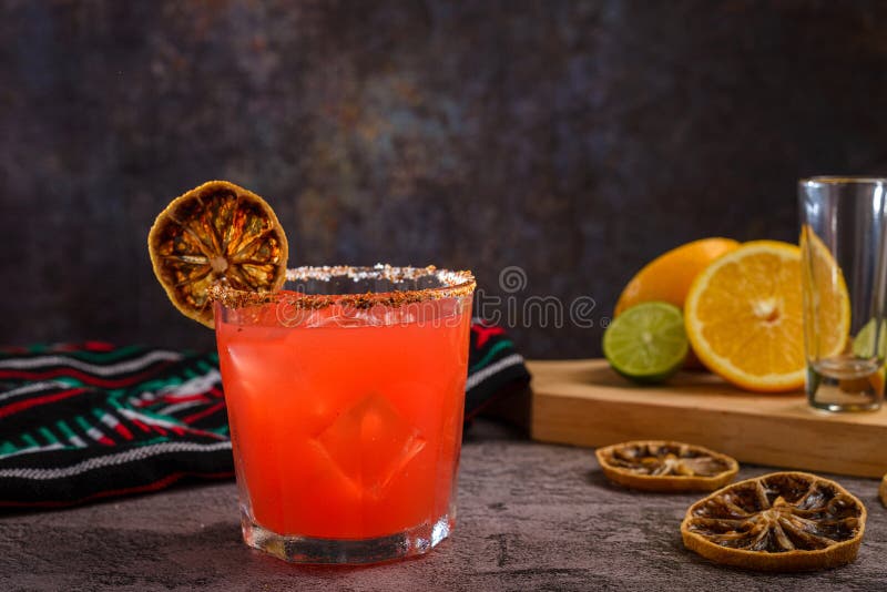 Cocktail mexicain traditionnel original vampire et ses ingrédients photo stock