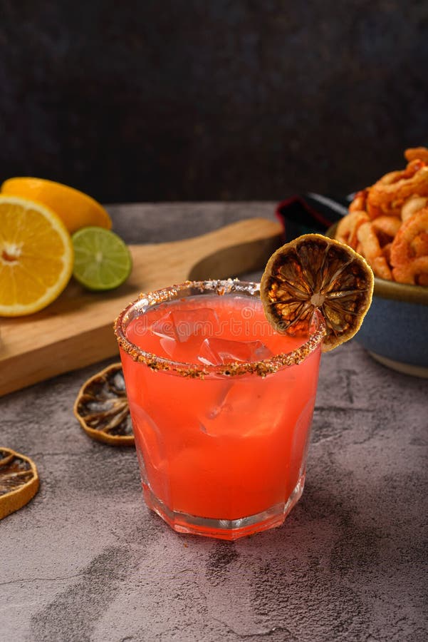 Cocktail mexicain traditionnel original vampire et ses ingrédients image stock