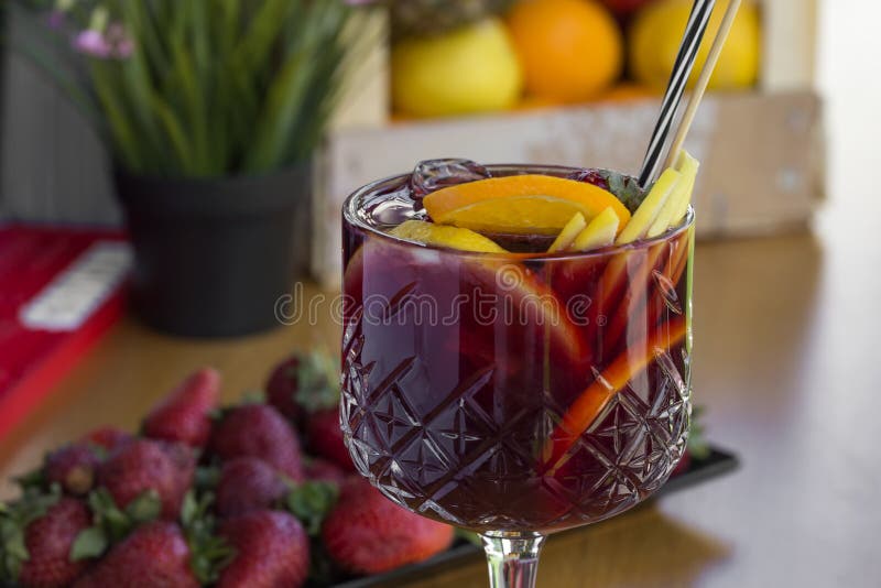 Cocktail Mit Wodka, Erdbeeren Und Zitrone Im Glas Stockfoto Bild von