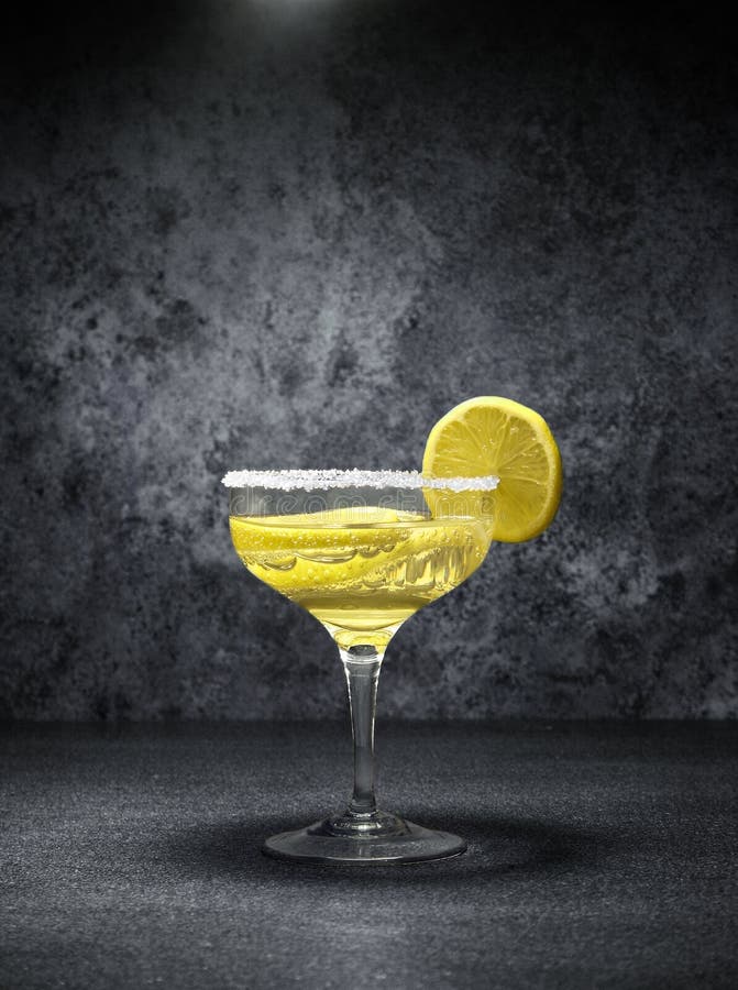 Cocktail mit Zitronen stockbild Cocktail mit Zitronen stockbild