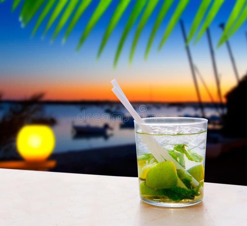 Cocktail Mojito nel tramonto del Balearic Island