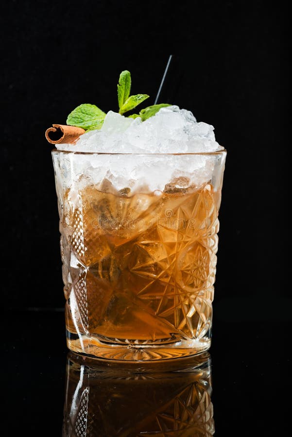 Cocktail original avec la menthe et la cannelle, whiskey avec de la glace photo stock Cocktail original avec la menthe et la cannelle, whiskey avec de la glace photo stock