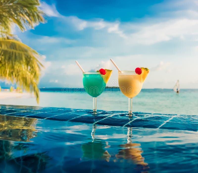 Cocktail Près De La Piscine Image stock - Image du ...
