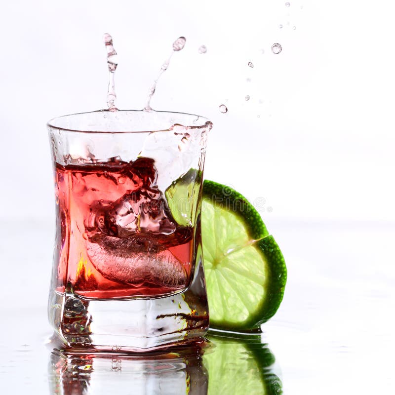 Cocktail rosso con calce su bianco