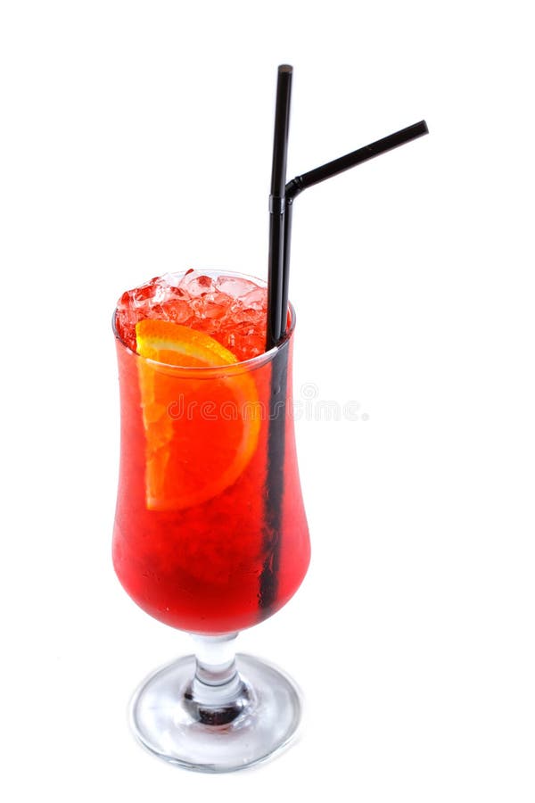 Cocktail rosso con ghiaccio e l'arancia in un vetro su un fondo bianco isolato immagini stock libere da diritti Cocktail rosso con ghiaccio e l'arancia in un vetro su un fondo bianco isolato immagini stock libere da diritti