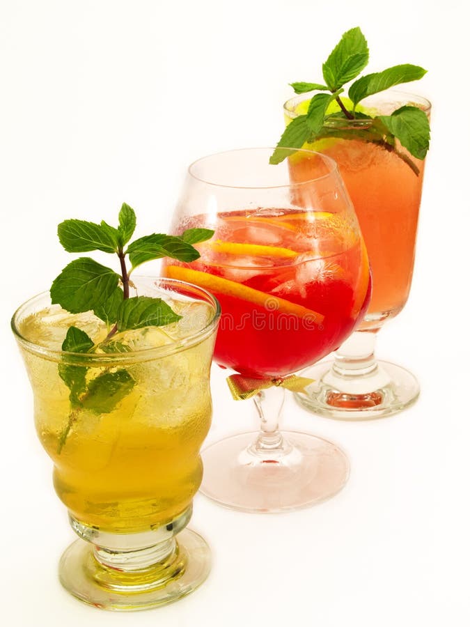 Cocktail-Sammlung - Dreiecksgeschichte: Kanadier, Negroni, Mai Tai stockfotografie Cocktail-Sammlung - Dreiecksgeschichte: Kanadier, Negroni, Mai Tai stockfotografie