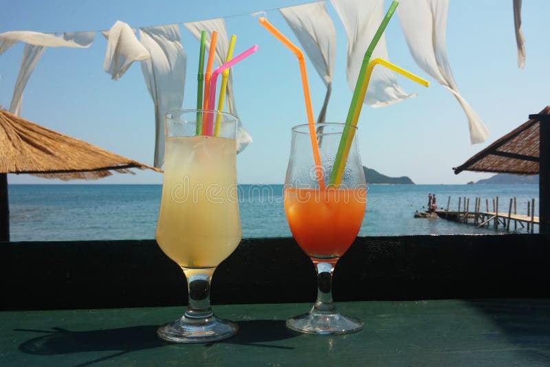 Cocktail sur la plage photo stock Cocktail sur la plage photo stock
