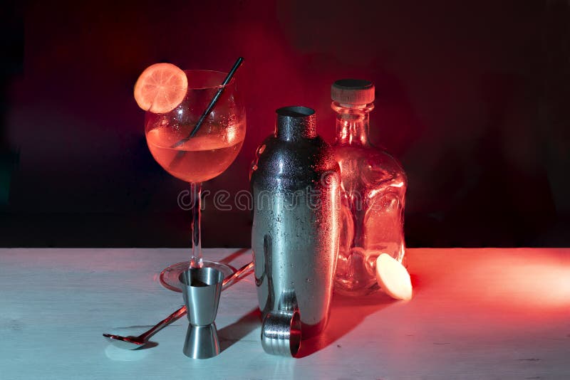 Cocktail Sur La Table Avec Du Verre Et Bouteille Agitateur