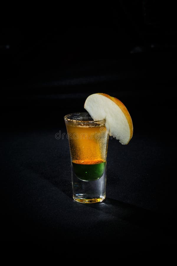 Cocktail sur un fond noir image libre de droits Cocktail sur un fond noir image libre de droits