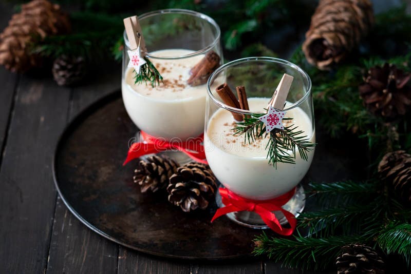 Cocktail Traditionnel De Noël à L'auberge Dans Un Gobelet En Verre