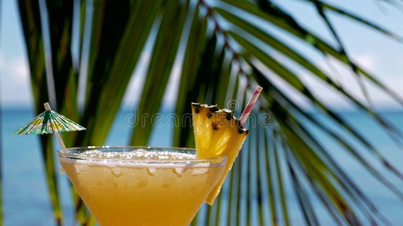 Cocktail tropical avec tranche d'ananas et parapluie sur la plage cadre rafraîchissant concept de boisson estivale illustration stock