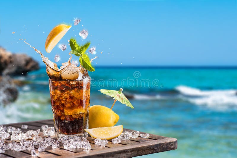 Cocktail tropical congelado do rum