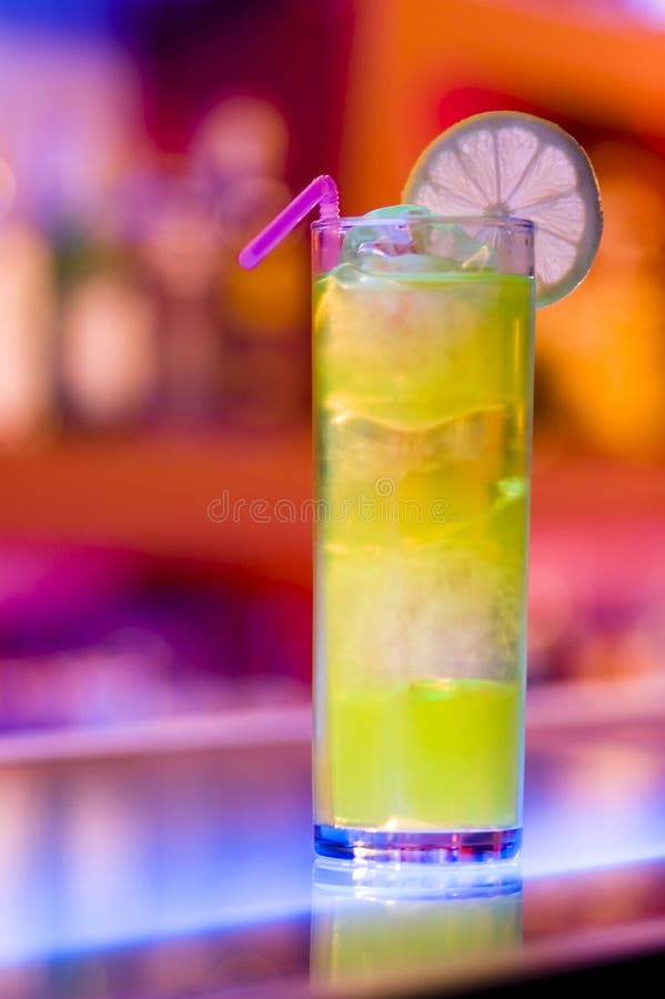 Cocktail variopinto fotografie stock libere da diritti Cocktail variopinto fotografie stock libere da diritti