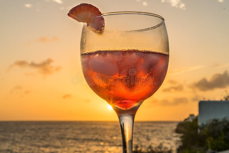 Cocktail vermelho - bebidas em opiniões de Curaçau do por do sol foto de stock royalty free Cocktail vermelho - bebidas em opiniões de Curaçau do por do sol foto de stock royalty free