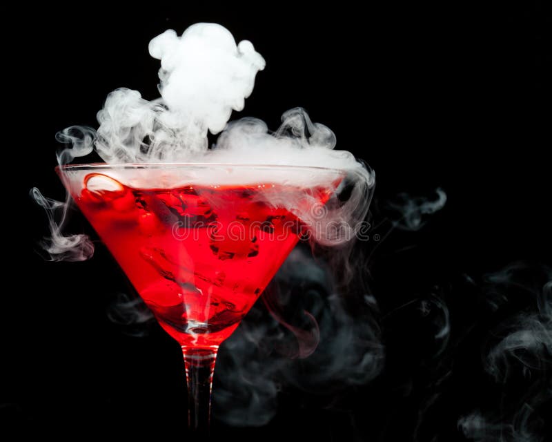 Cocktail vermelho com vapor do gelo