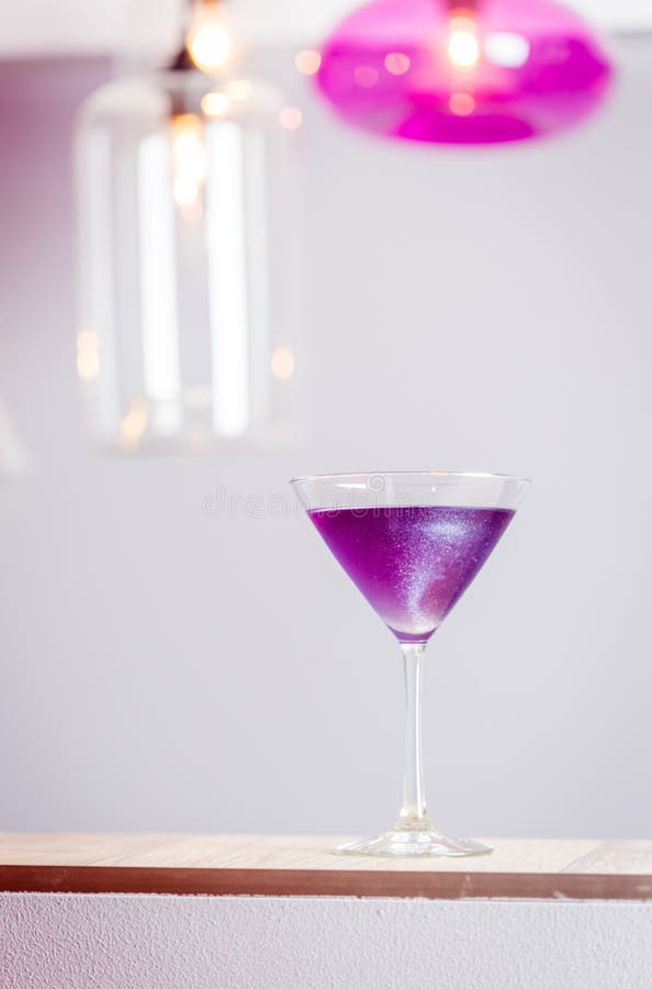 Cocktail Violet Ou Pourpre Avec Les Paillettes, La Margarita Ou Le Cocktail  De Daiquiri Dans La Barre, Vue Verticale Image stock - Image du classique,  cocktail: 102708591