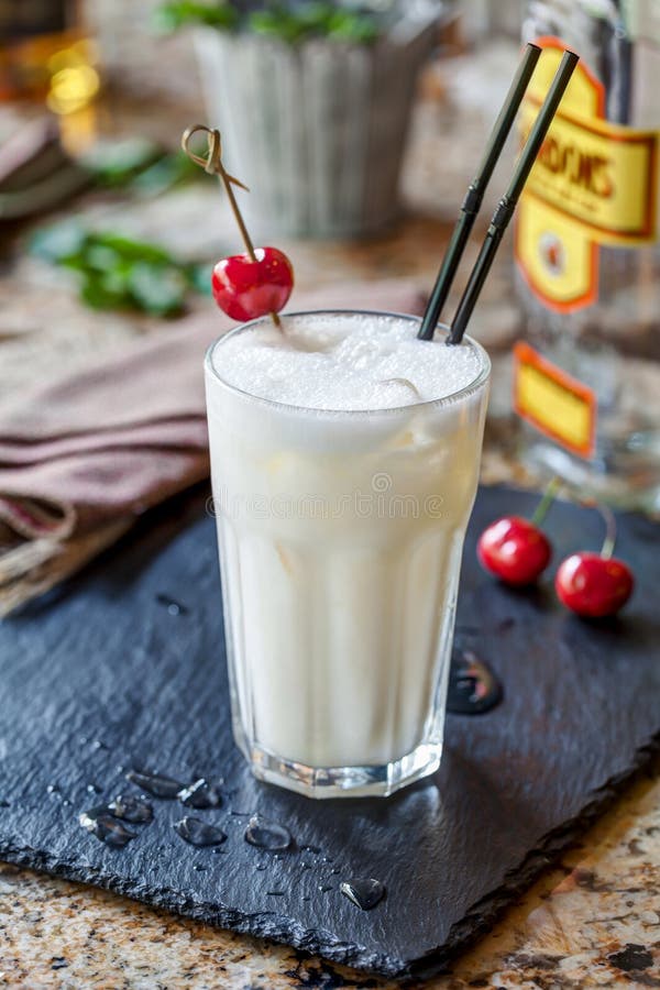 Cocktail Vom Gin Mit Kirsche Stockbild Bild von saft, whisky 60066407