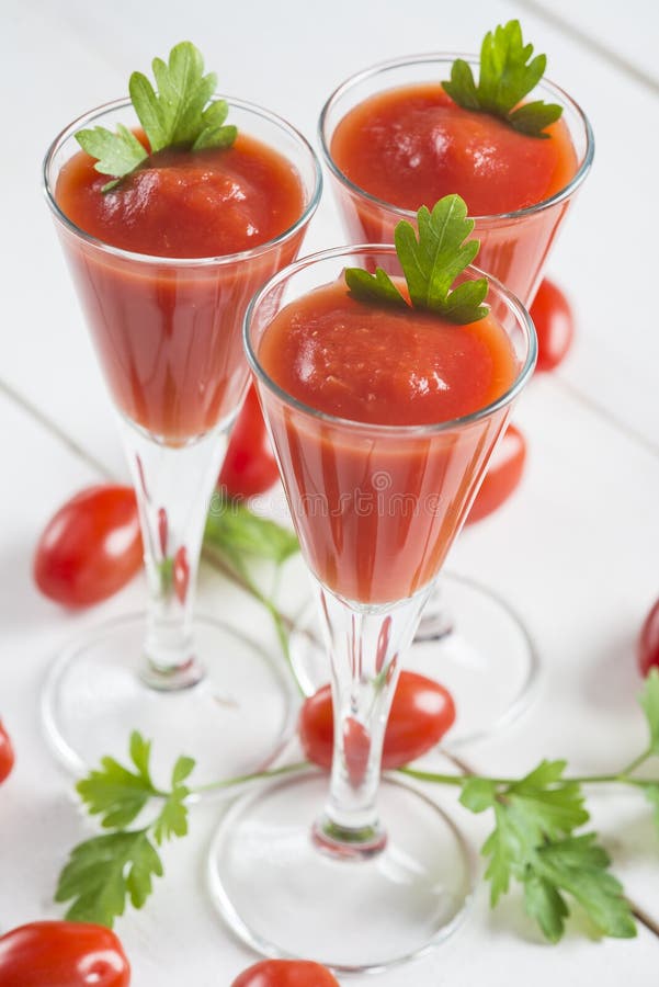 Cocktail De Bloody Mary D'isolement Sur Un Fond Blanc Photo stock