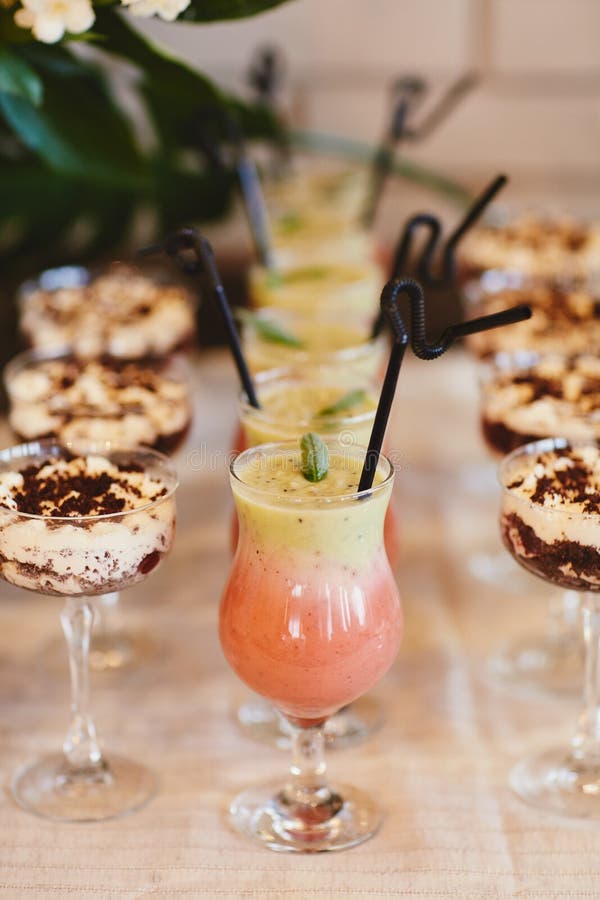 Cocktails froids d'?t? avec un baquet L'eau de limonade Diff?rentes limonades avec des gla?ons et tranches de citron dans le supp image libre de droits Cocktails froids d'?t? avec un baquet L'eau de limonade Diff?rentes limonades avec des gla?ons et tranches de citron dans le supp image libre de droits