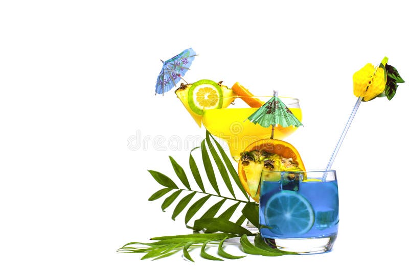 Cocktails jaunes et bleus colorés d'été décorés du tropica photo stock Cocktails jaunes et bleus colorés d'été décorés du tropica photo stock
