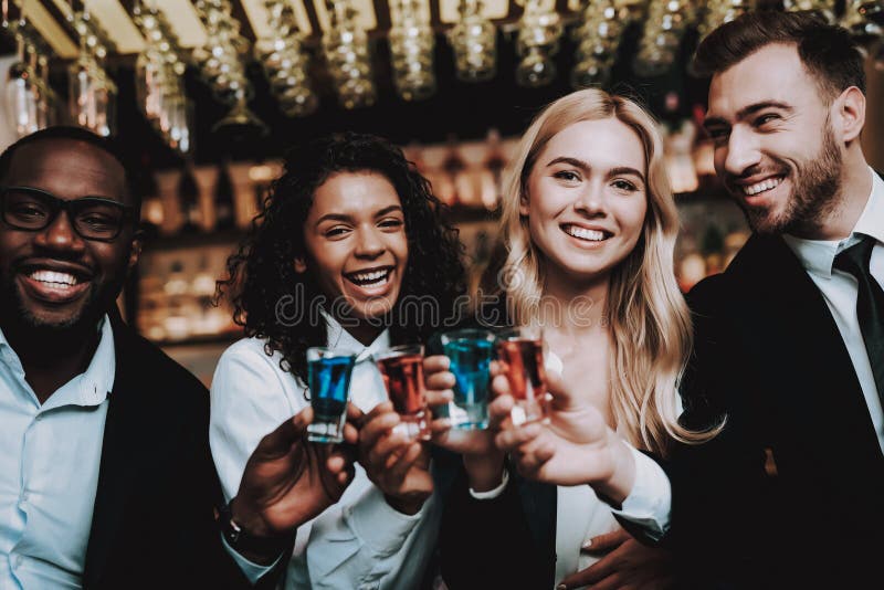 cocktails joyeux Chin-Chin Filles et types photo stock cocktails joyeux Chin-Chin Filles et types photo stock