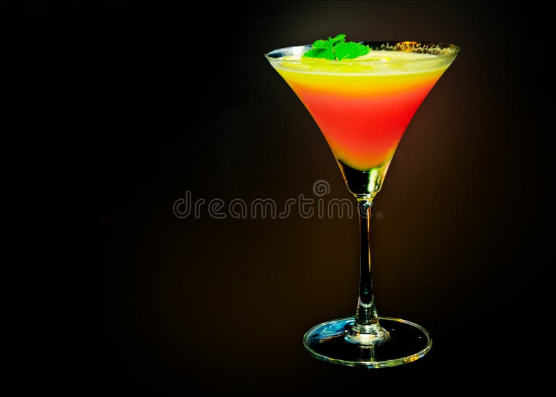 Cocktails met vers fruit, kleurrijke coctail stock afbeeldingen Cocktails met vers fruit, kleurrijke coctail stock afbeeldingen