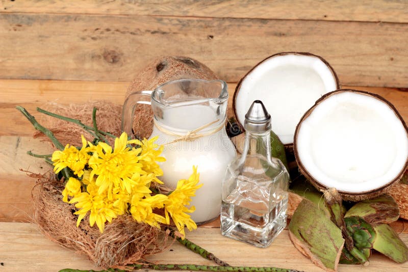 Coco e leite, cocos do óleo para o alimento saudável orgânico e beleza foto de stock Coco e leite, cocos do óleo para o alimento saudável orgânico e beleza foto de stock