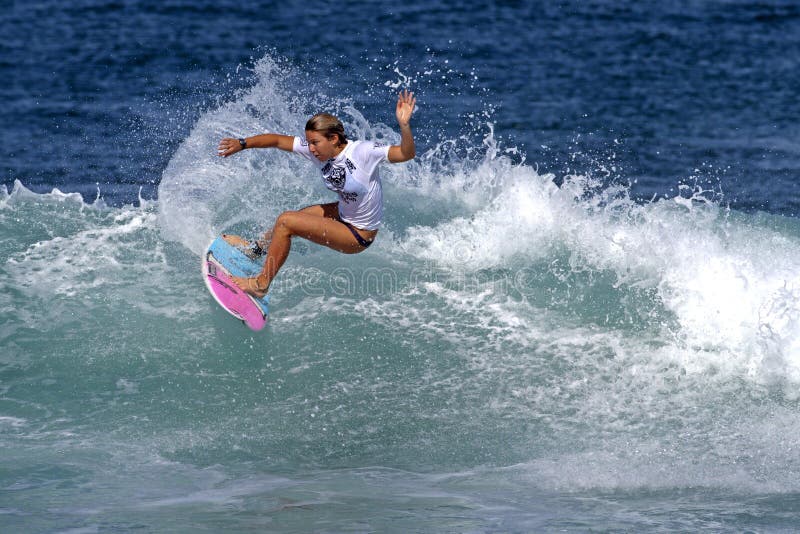 Coco Ho die in Haleiwa Hawaï surft stock fotografie Coco Ho die in Haleiwa Hawaï surft stock fotografie